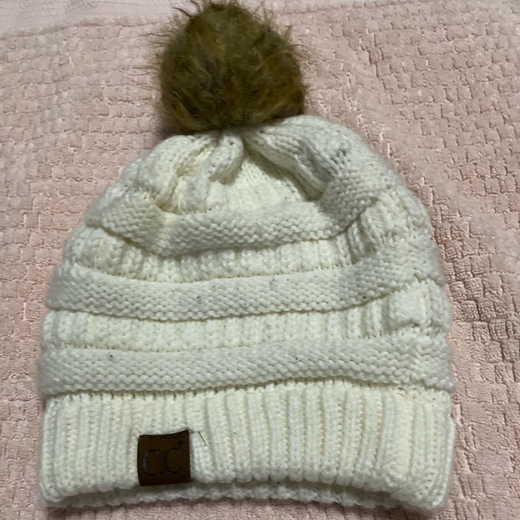 CC Beanie Brand Exclusive Soft Stretch Cable Knit Faux Fur Pom Pom CC Hat - Picture 2 of 2